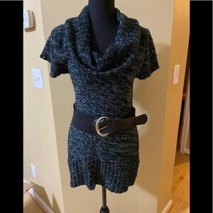 George size  small Green and black long sweater with an oversized belt!